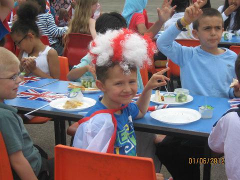 Tudor Primary School in Queen’s Road, Finchley throwing a special jubilee picnic.